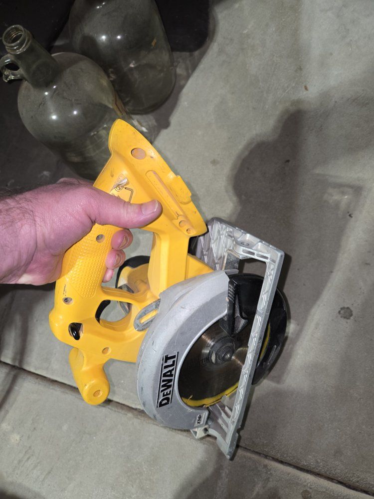 DEWALT 18V XPR Cordless Circular Saw Kit with  Battery & Charger - Used-Great Condition