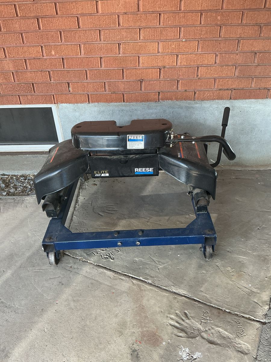 Reese Elite R18 Fifth Wheel Trailer Hitch   w sliding fifth