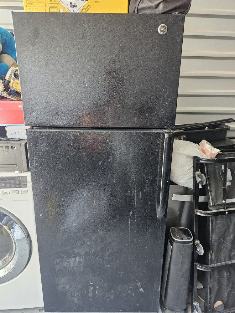 GE Top Freezer Refrigerator in Black - Used