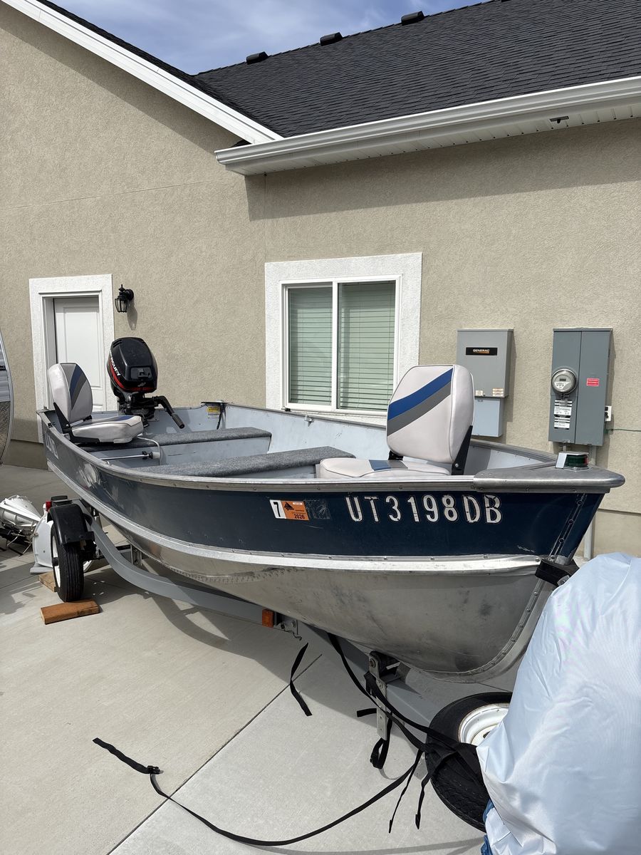 14 ft Lund aluminum fishing boat