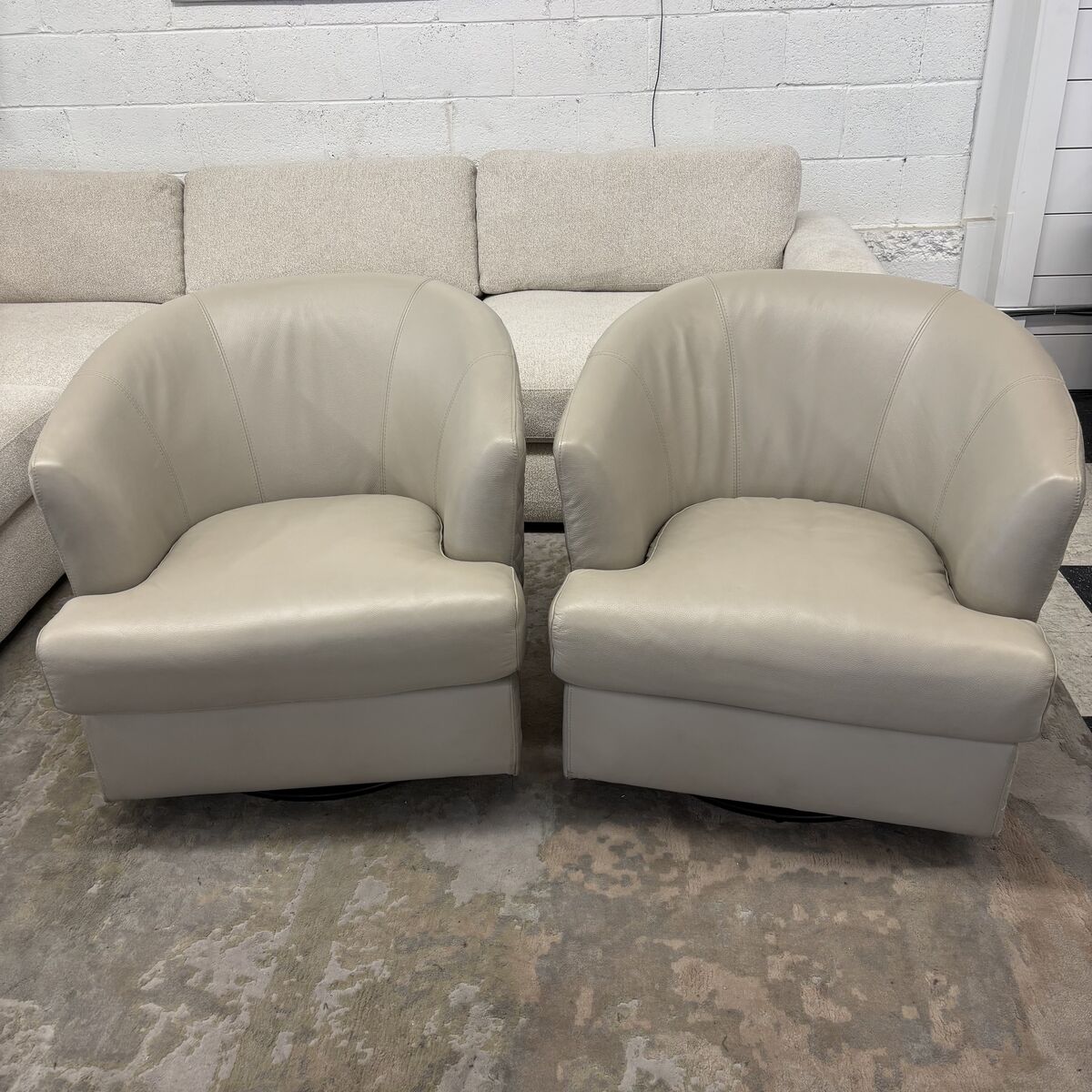 ABBYSON BELFIELD LEATHER SWIVEL CHAIR SET, GRAY!!