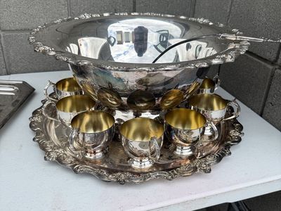 TOWLE Silverplated Punch Bowl With 12 Cups and a Ladle