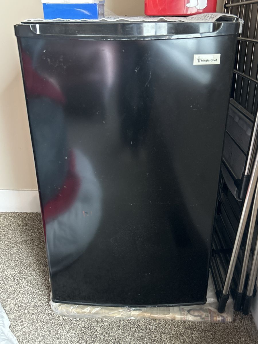 Magic Chef Black Compact Mini Refrigerator non working