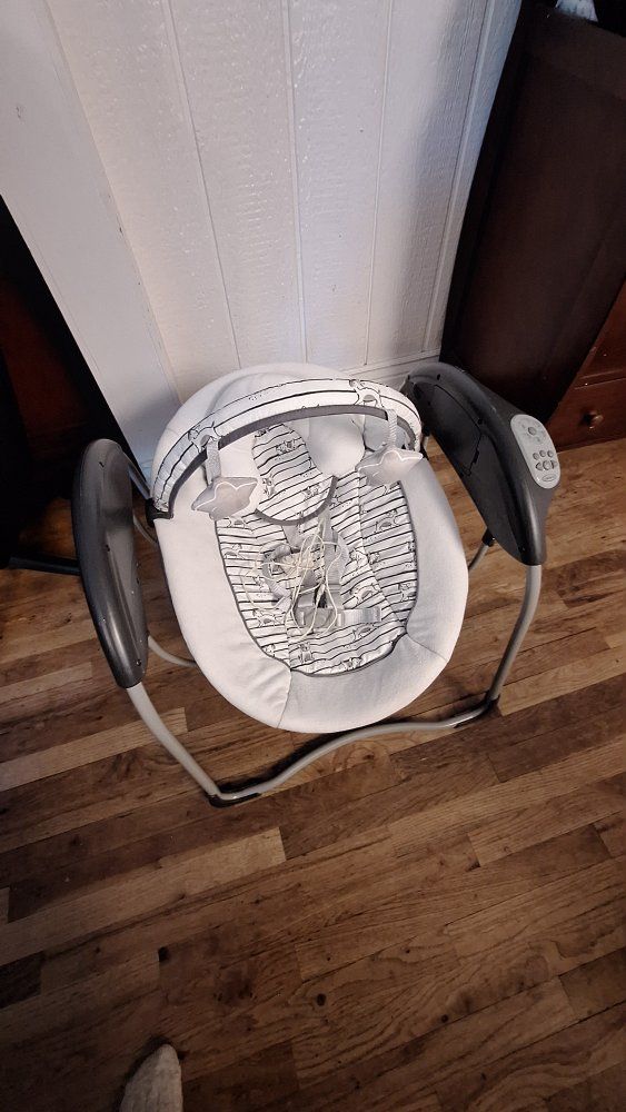 Graco EveryWay Soother Baby Swing with Multi-Directional Seating and Vibration