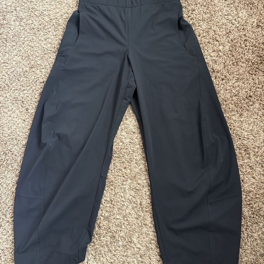 Black Ruti on the loose pants