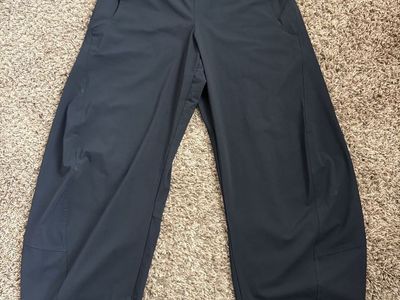 Black Ruti on the loose pants