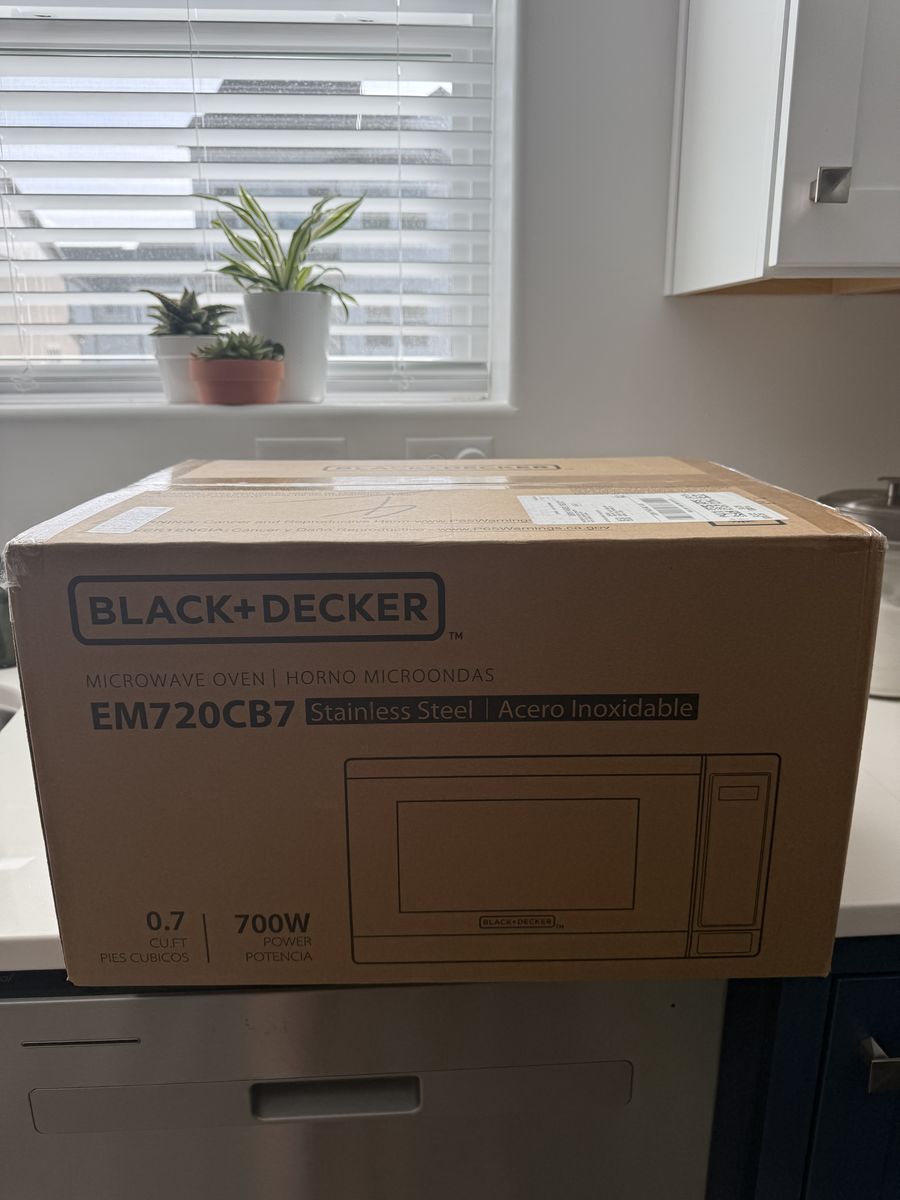 Black & Decker Mircowave Brand new in Box