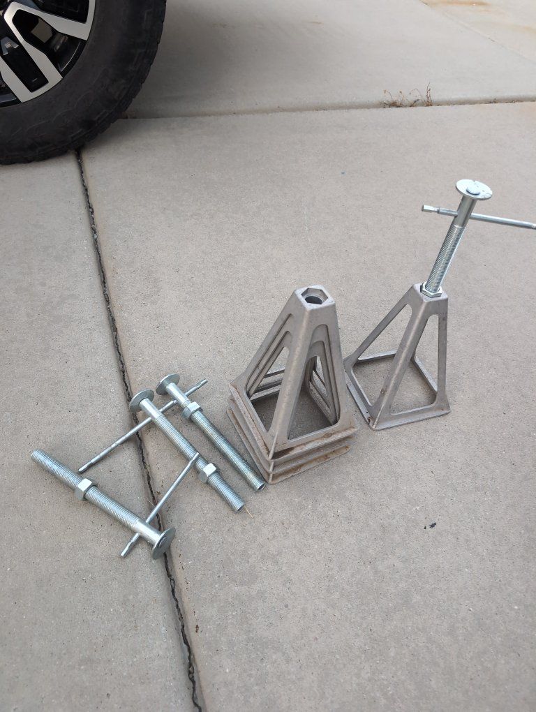 Adjustable RV Stabilizer Jack Stands with Threaded Screws