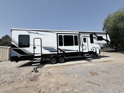 Super Clean 2021 Keystone Carbon 358 Toyhauler with 2 baths, 13 FT garage