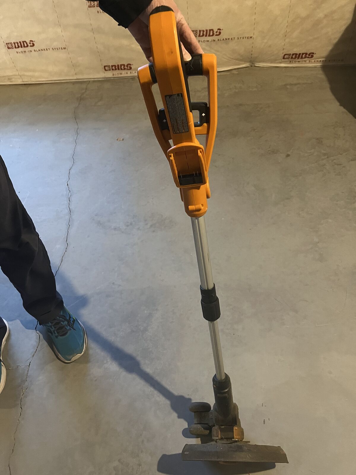 Battery powered trimmner by Worx. Comes with battery and plug in charger