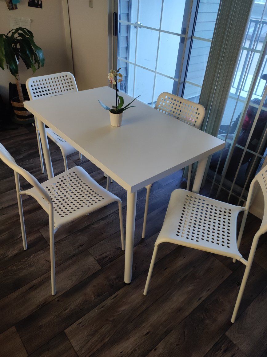 Table with 4 chairs