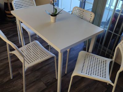 Table with 4 chairs