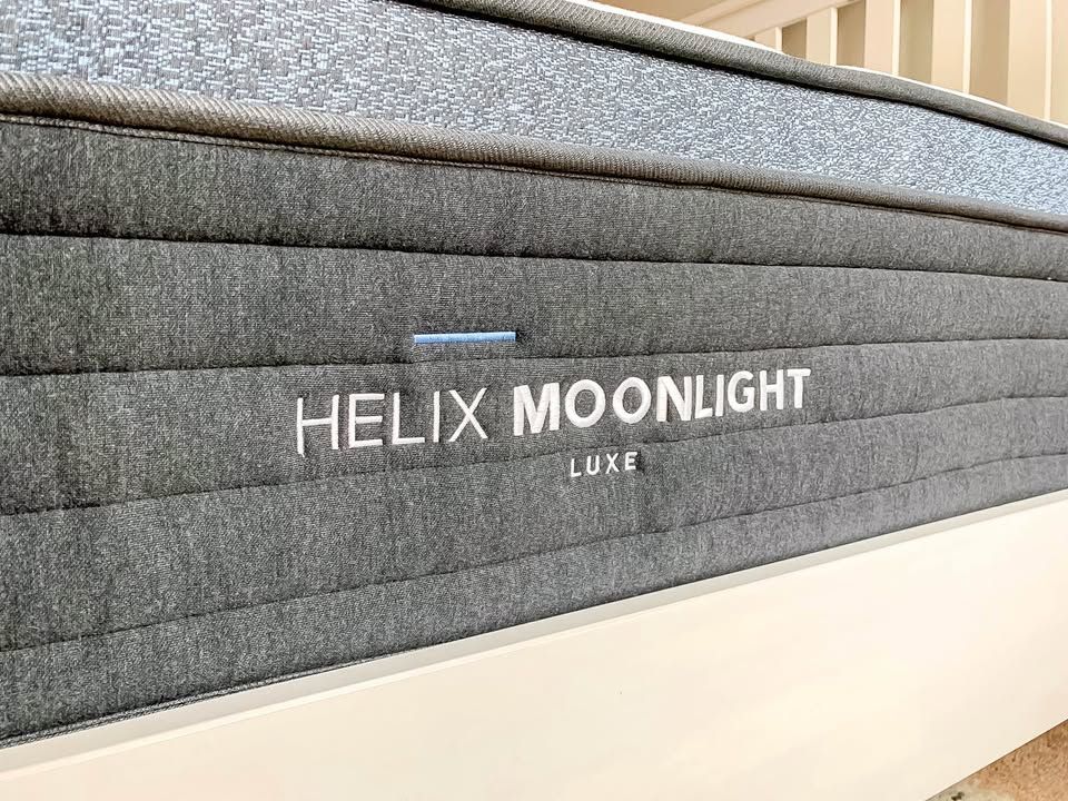 Helix Luxe Moonlight, Queen, Cover: GlacioTex + CoolForce Layer, Top Layer: Original Layer Like New. Perfect Condition.