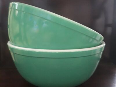 VTG Pyrex Mixing/ Nesting Bowls Green