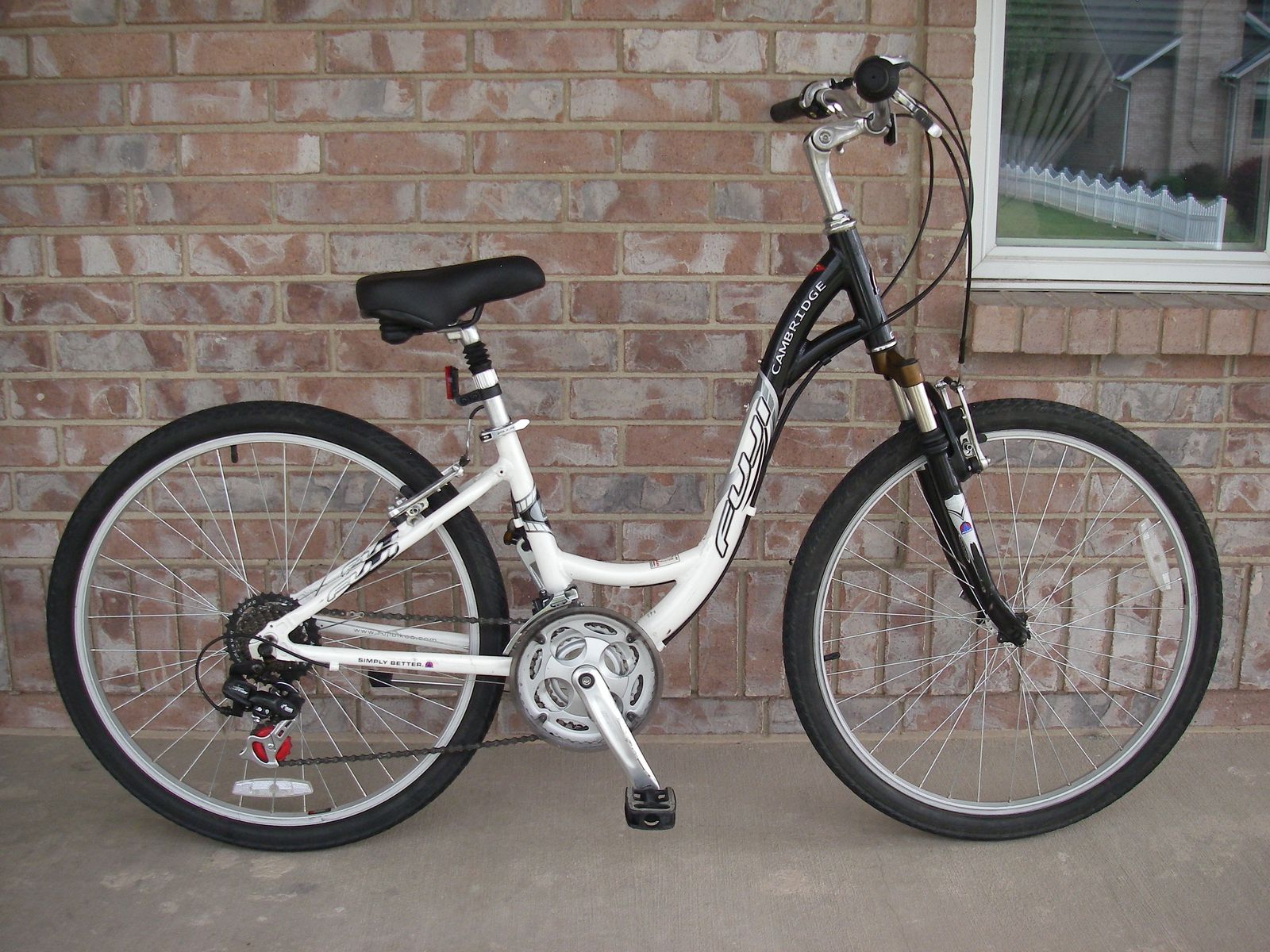 Womens 26” Aluminum FUJI CAMBRIDGE Comfort / Hybrid Step-Through BIKE, 21 Speed, V-Brakes, Shocks, White, 26 inch