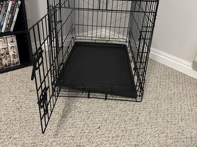 Black Metal Wire Dog Crate Kennel with Plastic Tray Used Good