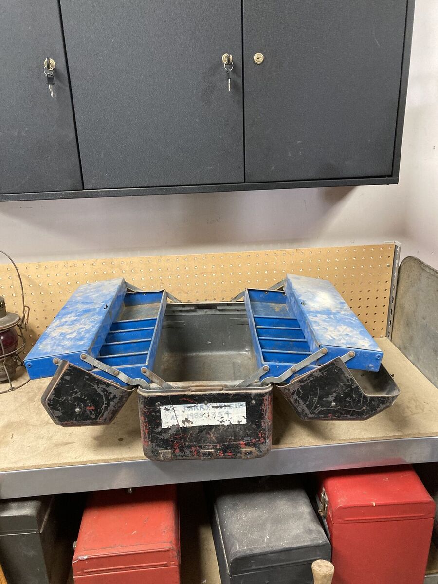 Vintage clamshell toolbox