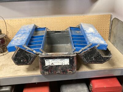Vintage clamshell toolbox