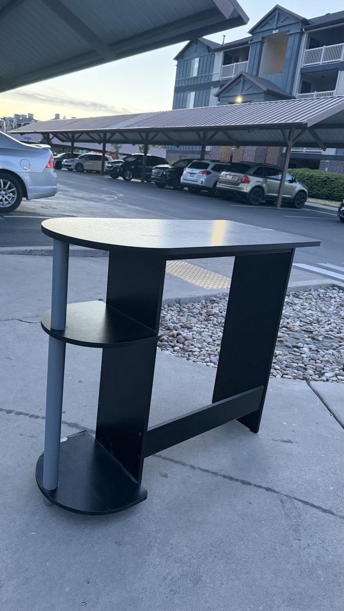 Small Writing / Art Desk Perfect for Students, Artists, & Cozy Spaces – $50 OBO, Need gone ASAP!