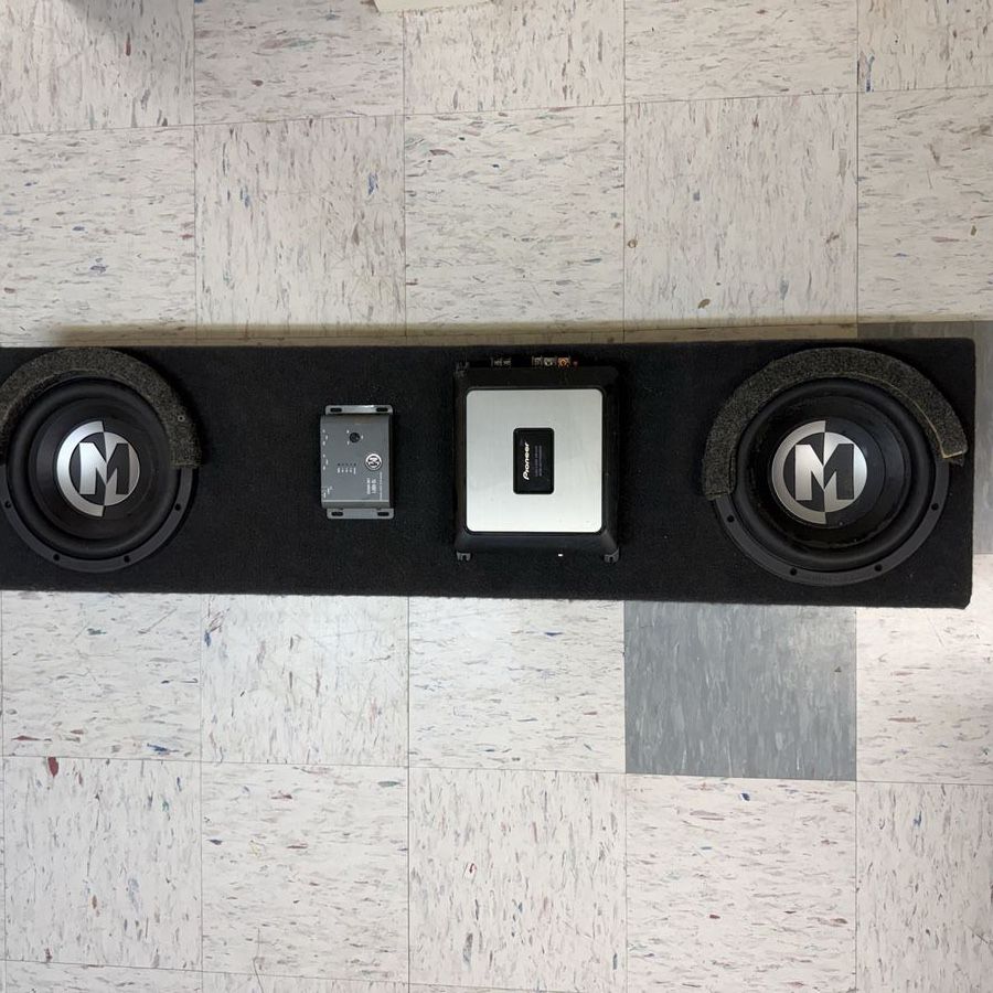 2 Memphis 10 inch subwoofers w/ 600 W pioneer amp
