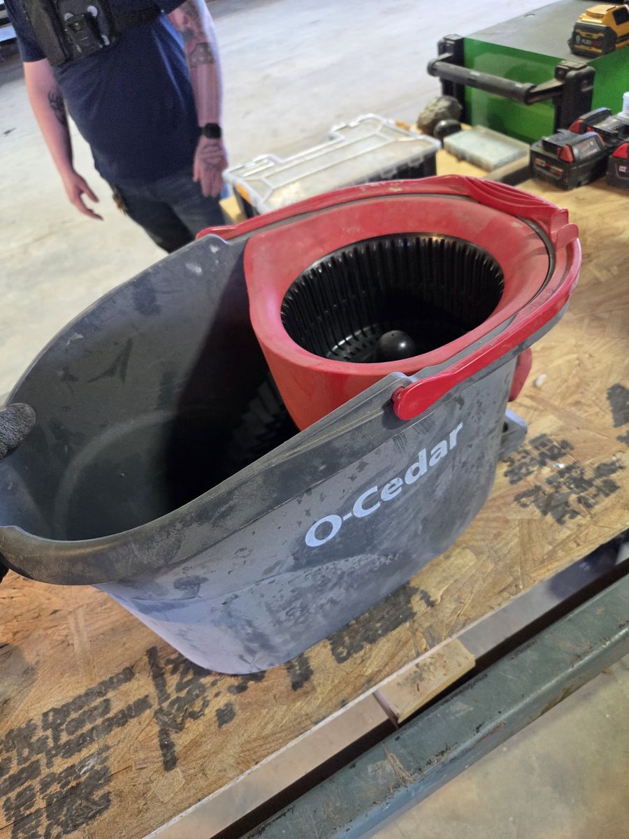 Wash bucket with foot spin wheel