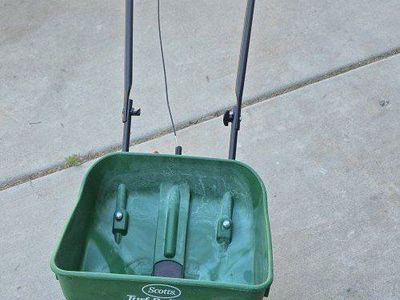 little Scott's fertilizer spreader