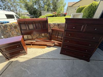 Queen bedroom set with sleigh bed frame
