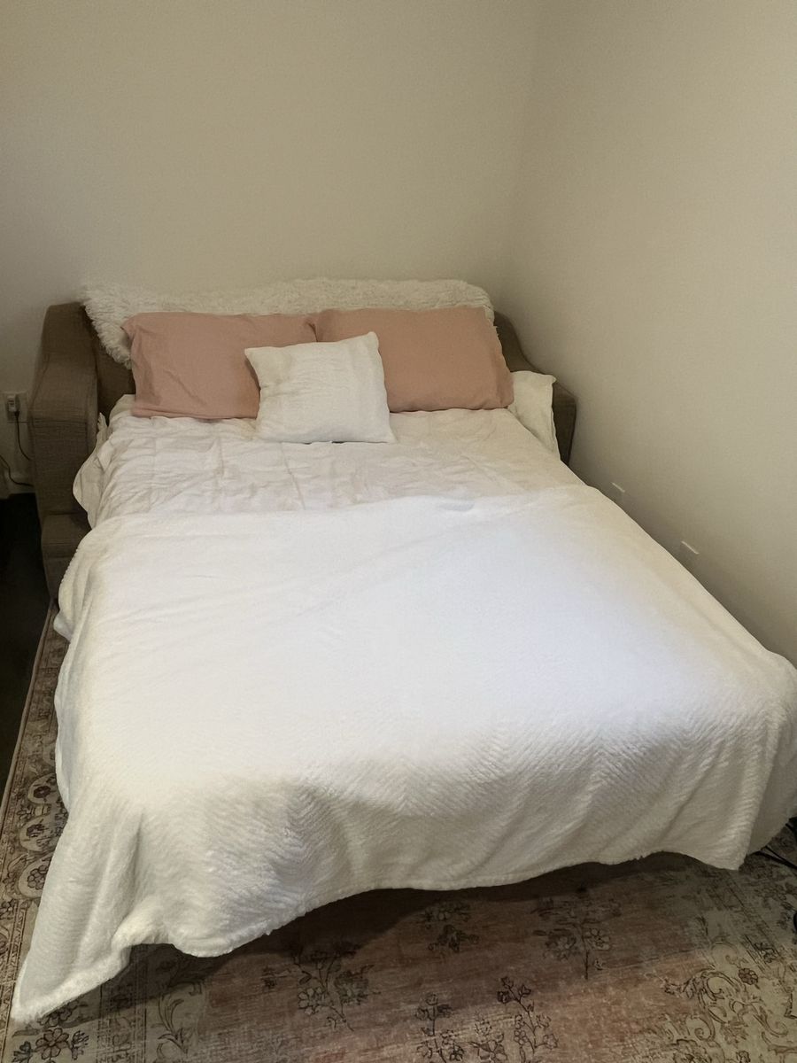 Loveseat Sleeper Sofa / Pull-Out Couch – Full Size Bed – Includes Foam Mattress Pad & Sheets