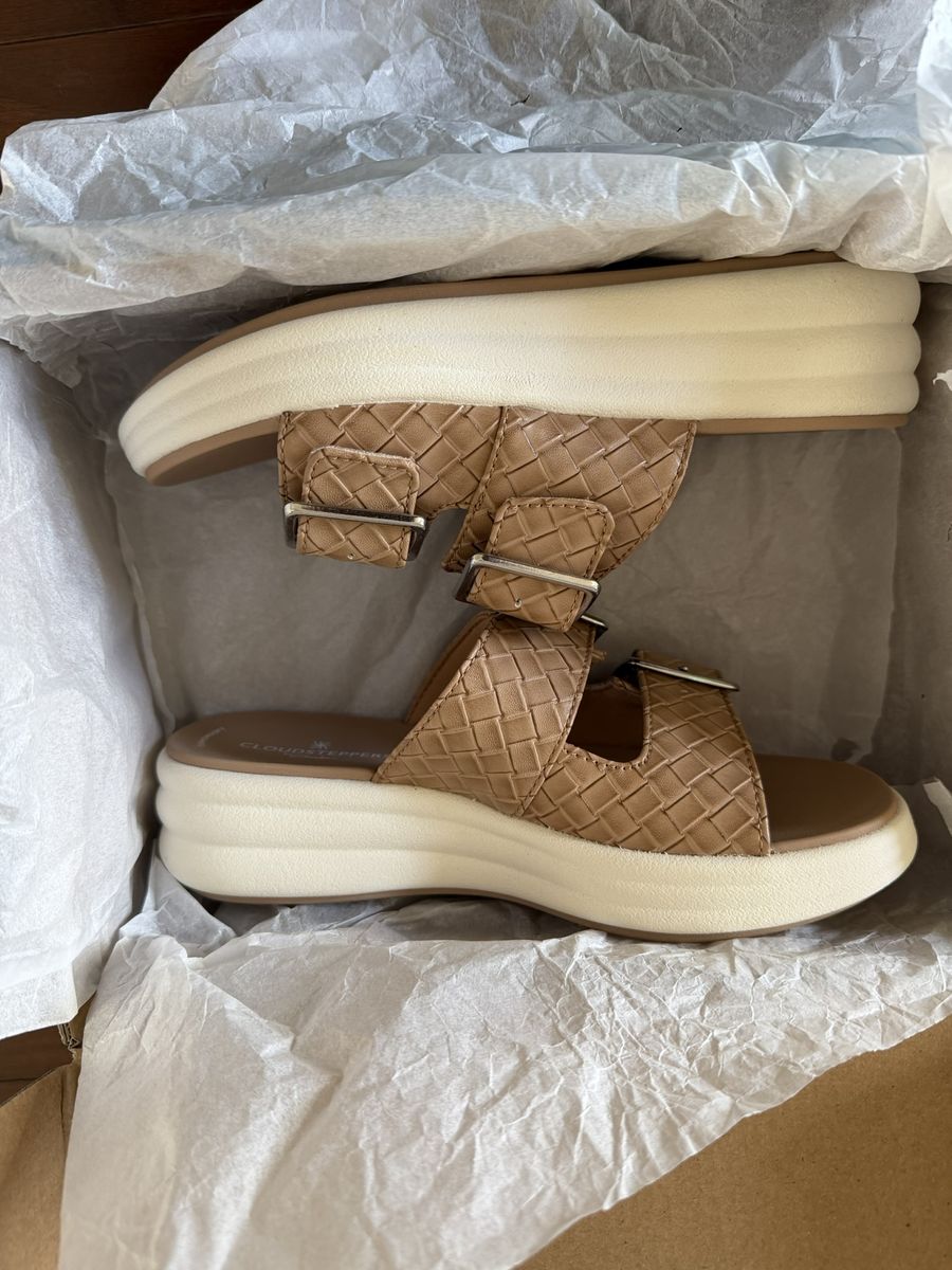 BNIB Clarks women slides, size 5.5M, Beige