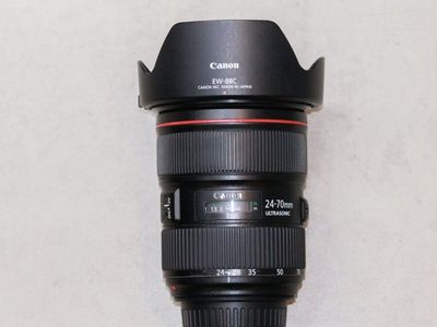 Canon EF 24-70mm f/2.8L II USM Lens Kit used, good