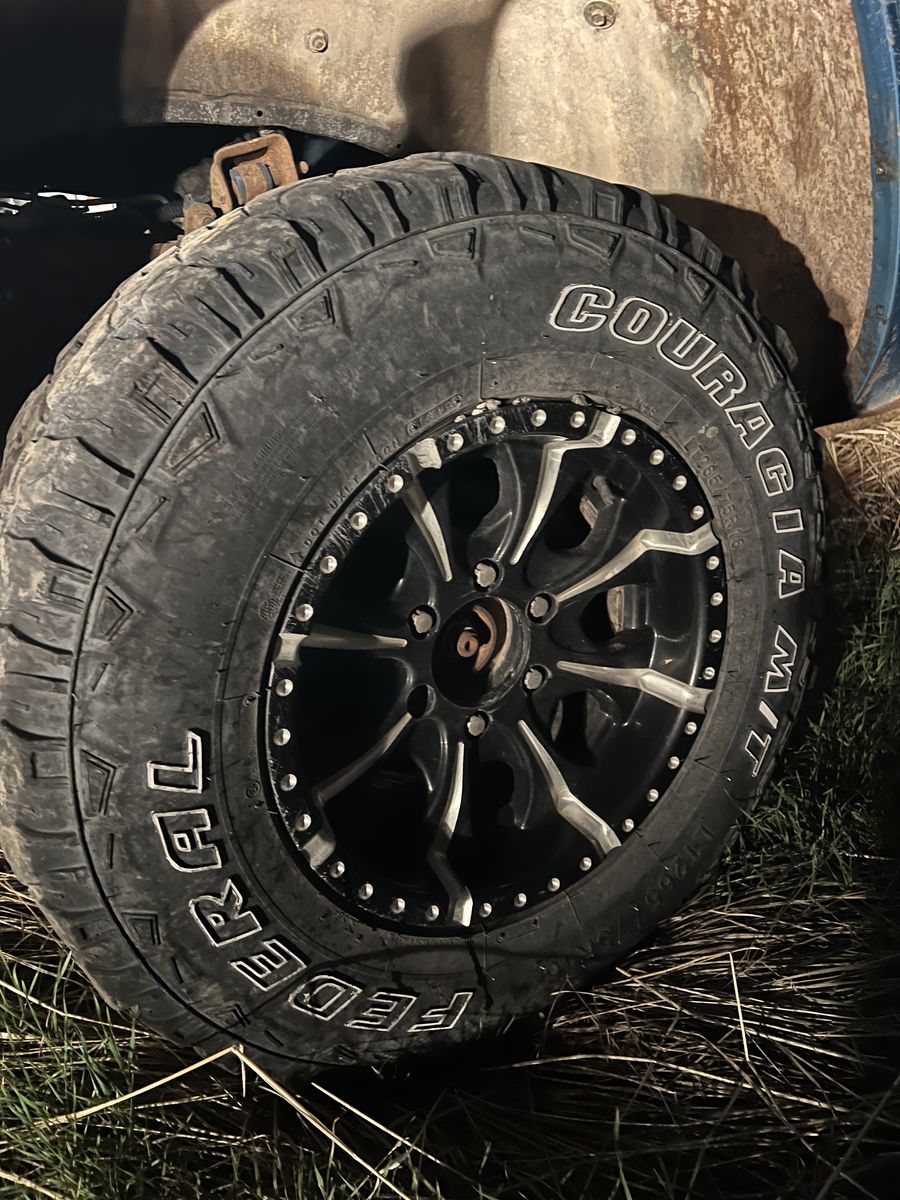 ISO. Helo HE791 Black 16" Chevy 6 Lug Pattern