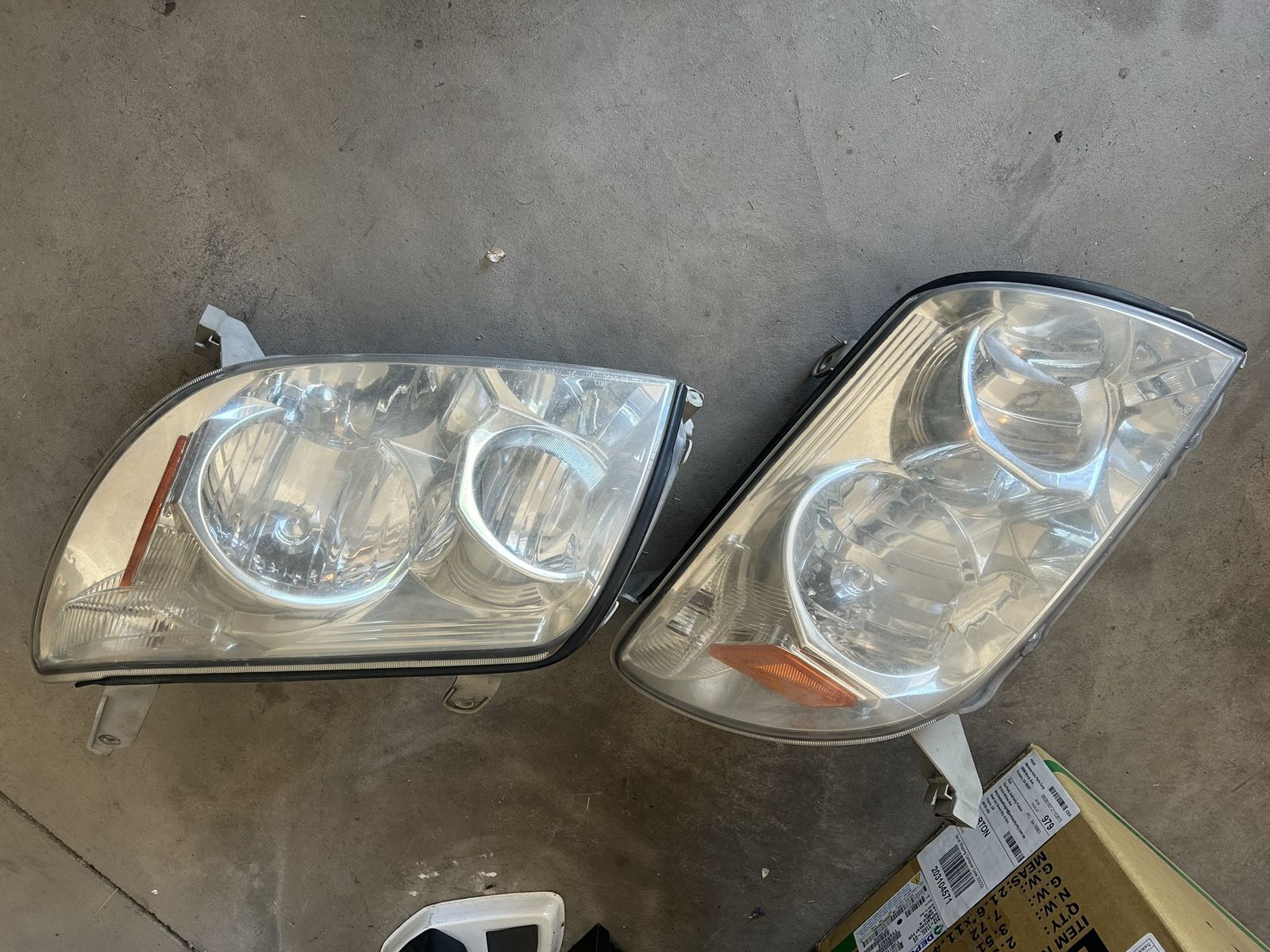 Toyota 4Runner Headlight Assembly Pair (2005 Model Year). FREE