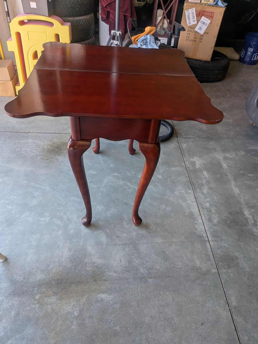 Queen Anne Style Mahogany split top table