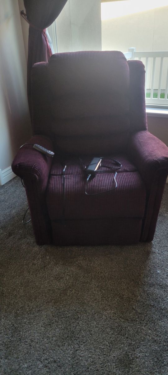 Lift recliner with heat and massage