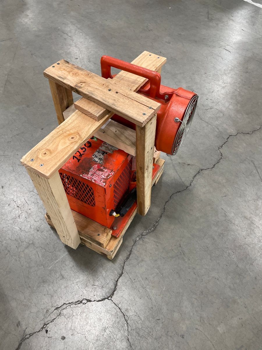 BLOWER FAN 8" outlet has GFI plug on unit Used but runs