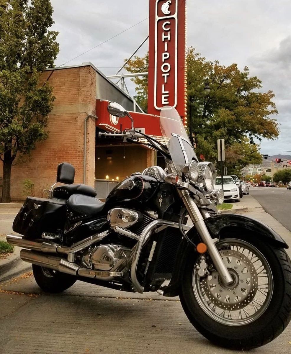 Suzuki Volusia 2004 Black Cruiser Motorcycle with Windshield and Saddlebags - 26,283 Miles