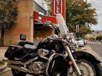 Suzuki Volusia 2004 Black Cruiser Motorcycle with Windshield and Saddlebags - 26,283 Miles