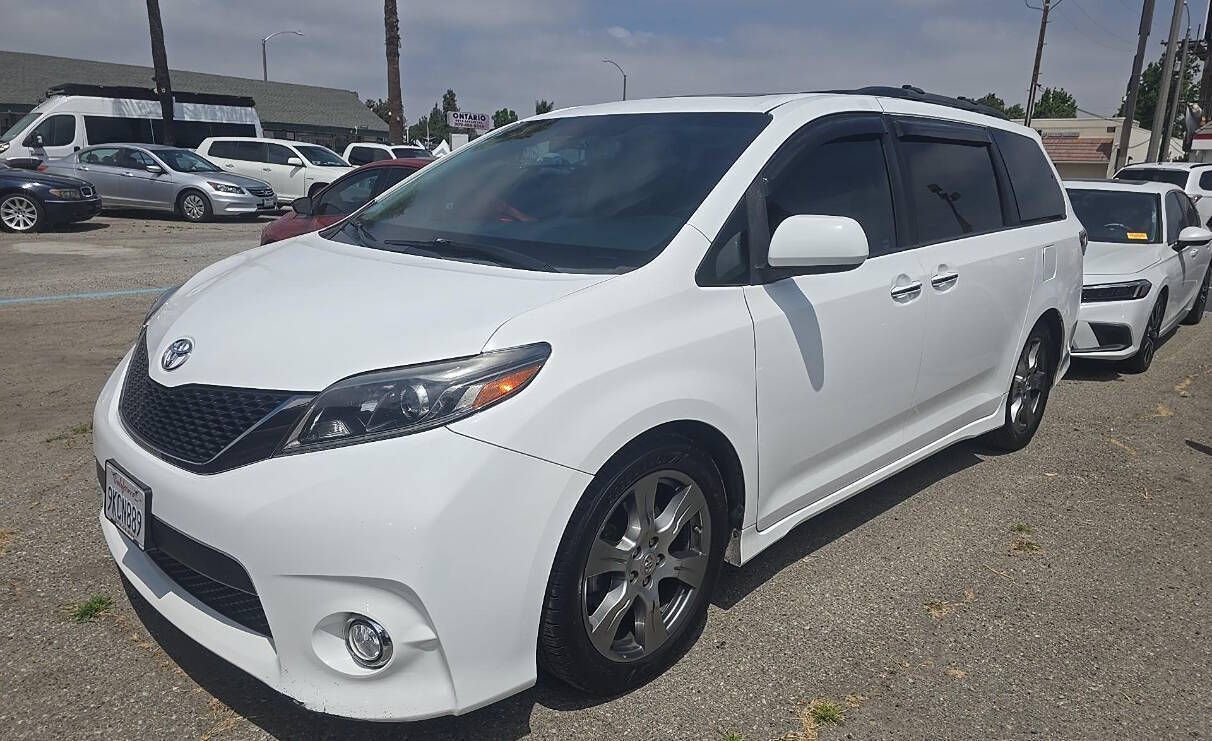 2017 Toyota Sienna SE Premium 8-Passenger