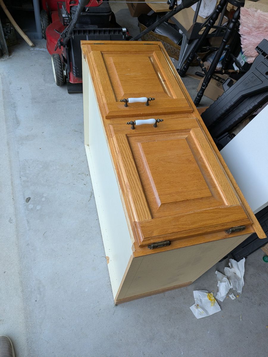 FREE: Vintage kitchen cabinet.