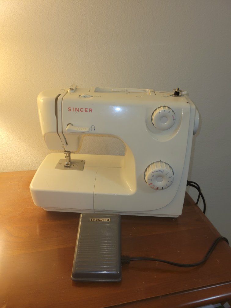 Singer 8280 Sewing Machine **$40 obo**