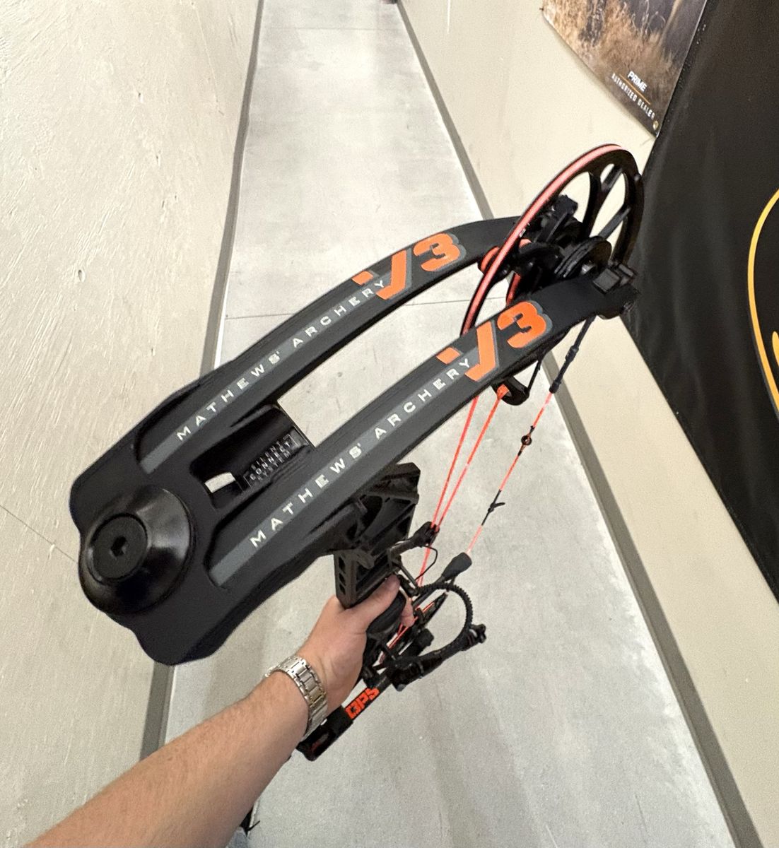 Mathews Archery V3 Bow - Excellent Condition, Ready for the Range