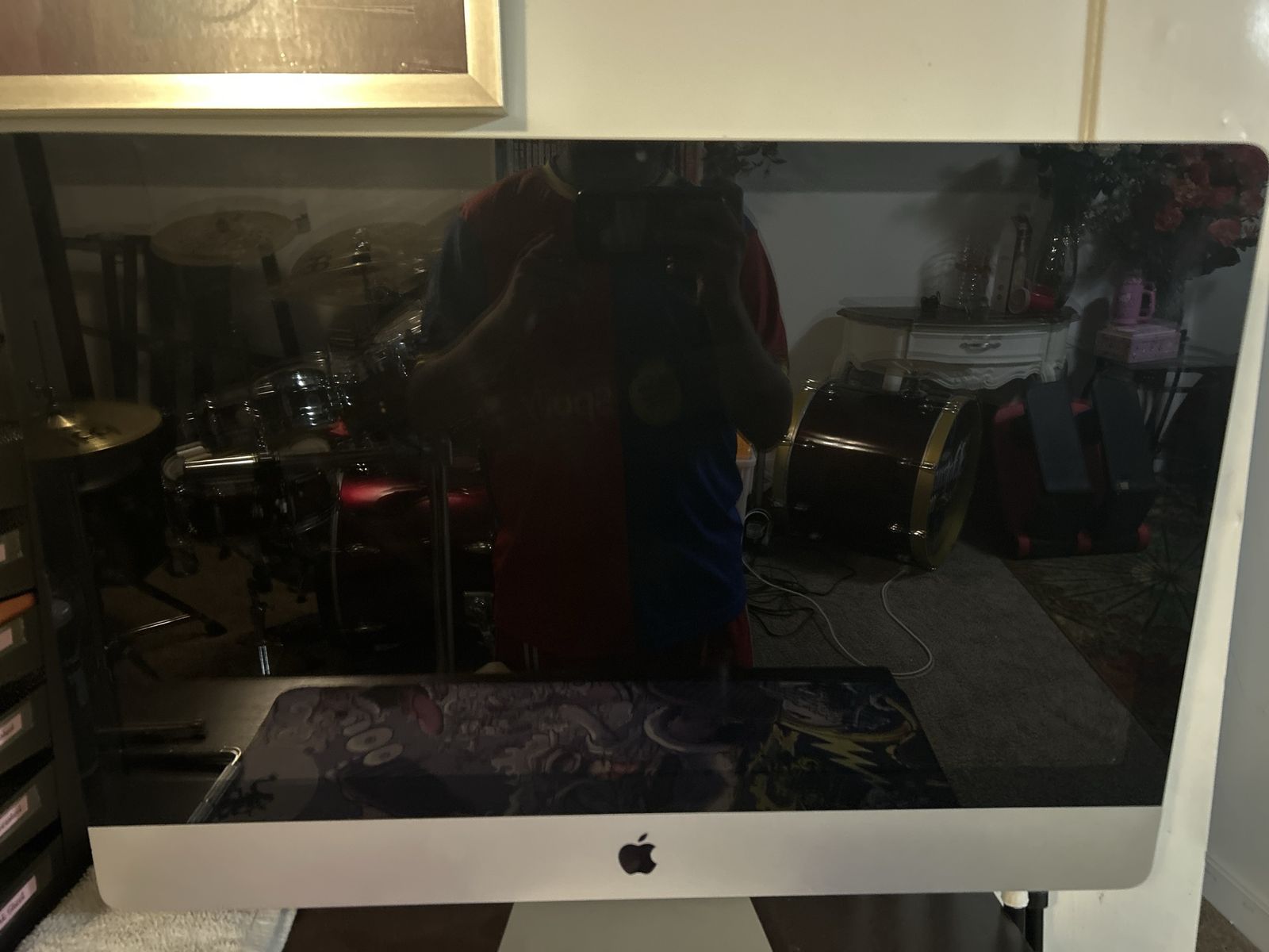 Apple iMac Desktop with Built-in Display And Stand comes with keyboard and mouse 