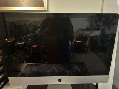 Apple iMac Desktop with Built-in Display And Stand comes with keyboard and mouse