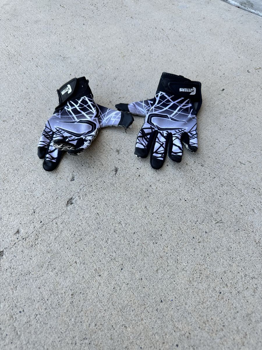 Cutters Rev Pro Receiver Gloves Black & White Youth Small Football Grip TE/WR/RB