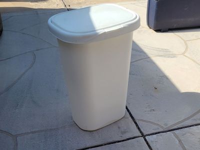 White Rectangular Plastic Trash Can with Lid - Used Condition