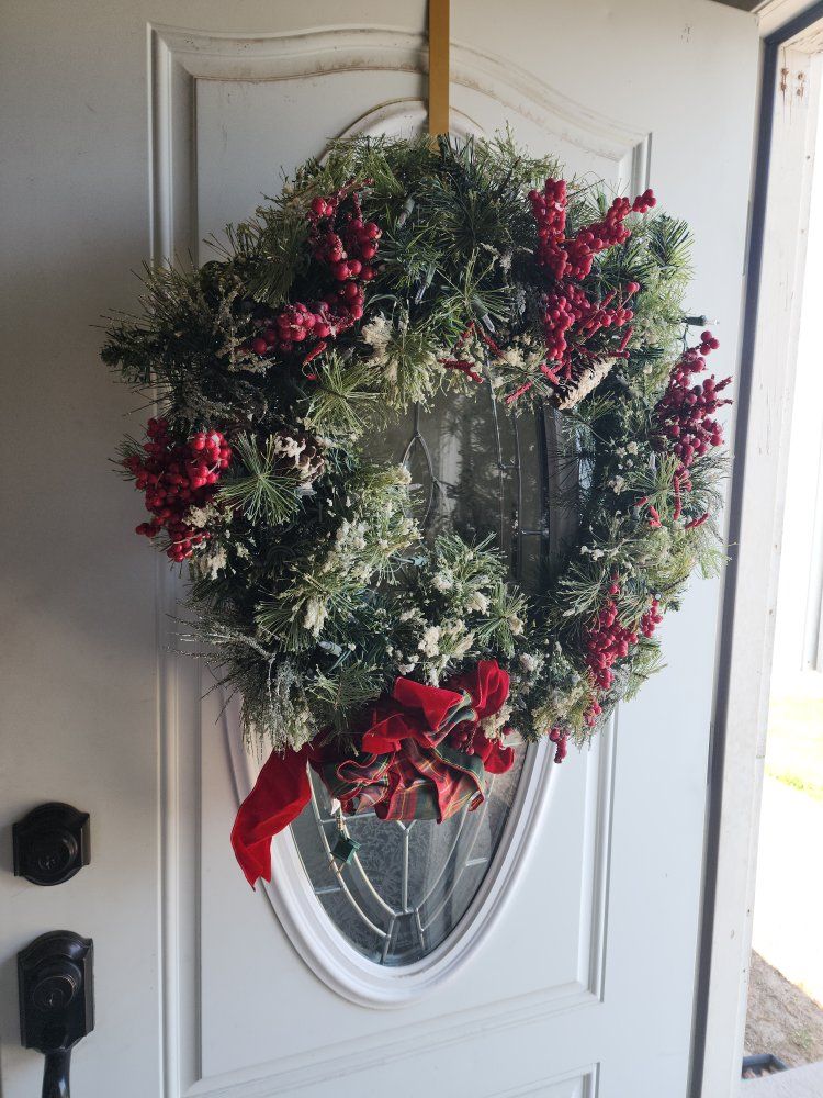 Large Pre-Lit Christmas Wreath – Berries & Plaid Bow
