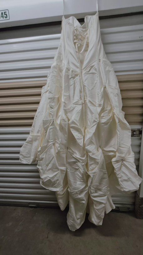 NEW, NEVER WORN 
David's Bridal T9017 Ivory Sweetheart Strapless Taffeta Wedding Dress Size 14 Corset Back. No rips or stains