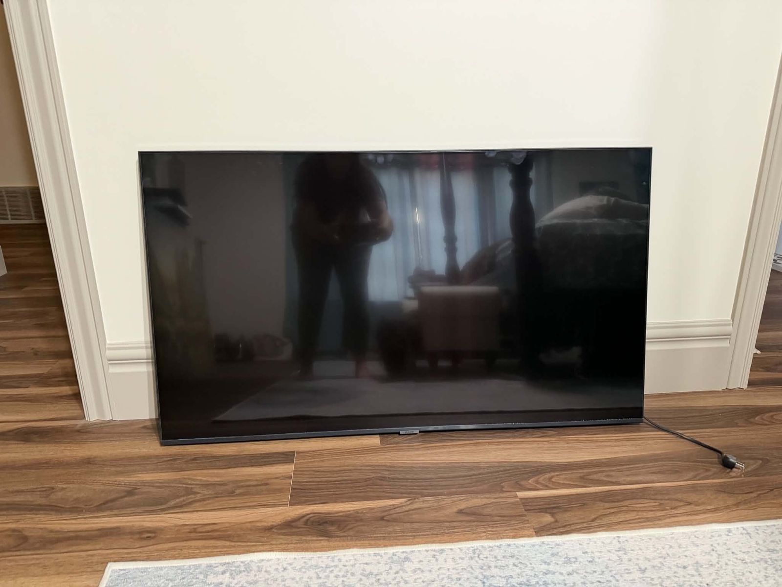 50" Samsung tv - no stand, must be mounted
