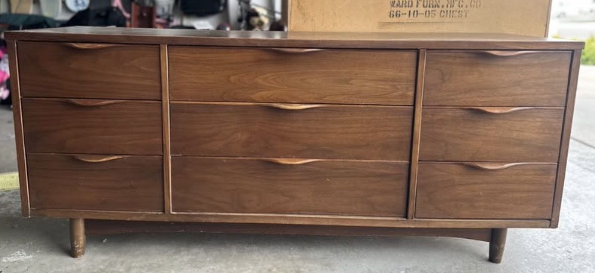 Mid-Century Modern 9 Drawer Dresser by Ward Furniture