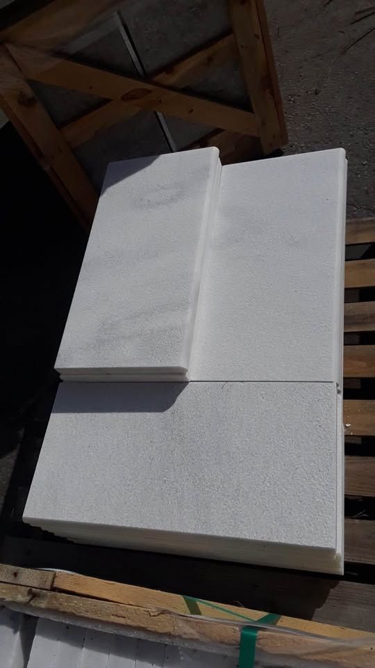 Coping de Mármol Verona Bullnose 12" x 24" x 1.25" – $30.39 por pieza
